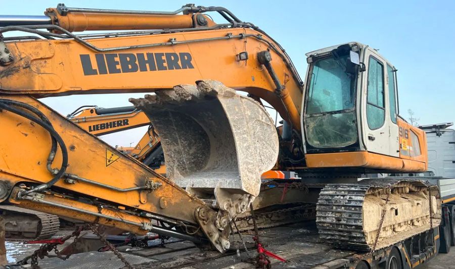 foto Excavator pe senile Liebherr R916 LC